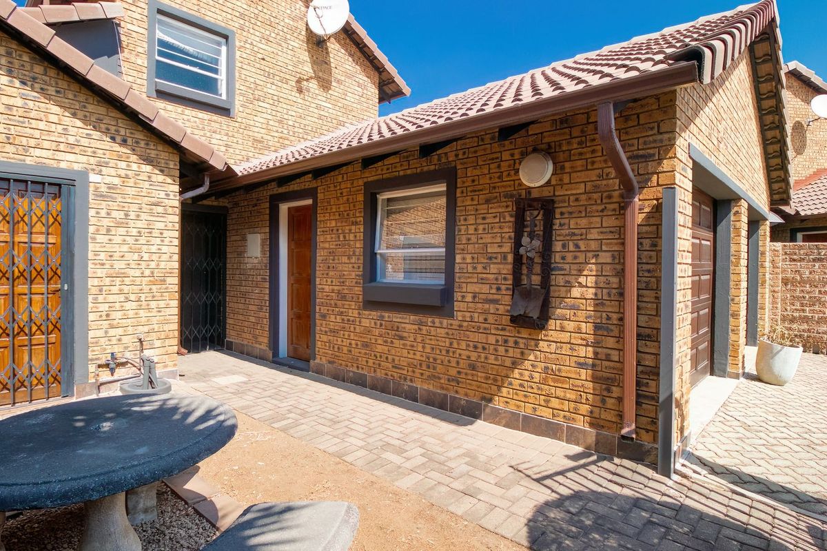 Immaculate Townhouse In Sought After Secure Complex - Photo 5