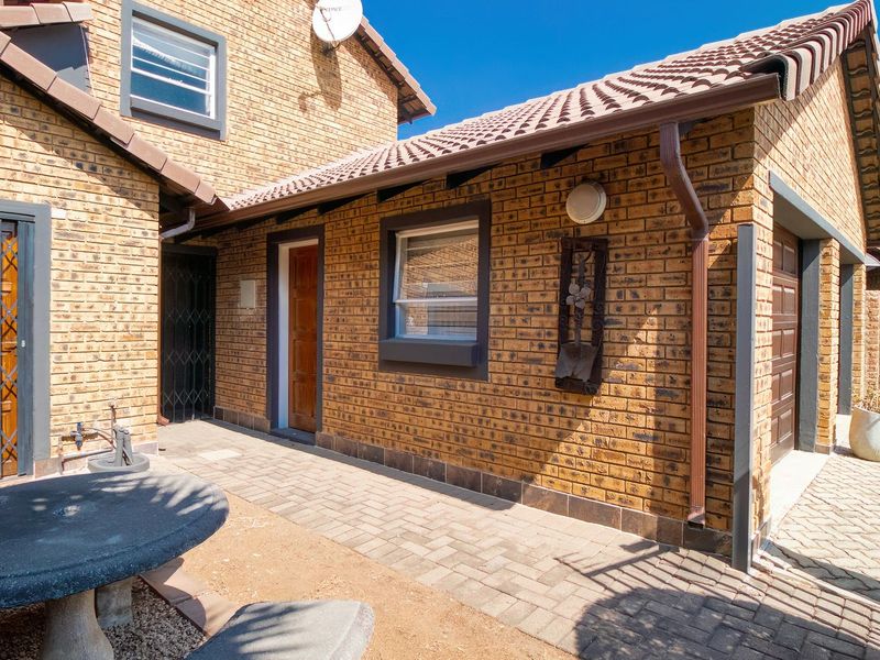 Immaculate Townhouse In Sought After Secure Complex - Photo 5