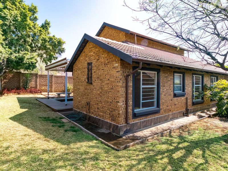 Immaculate Townhouse In Sought After Secure Complex - Photo 7