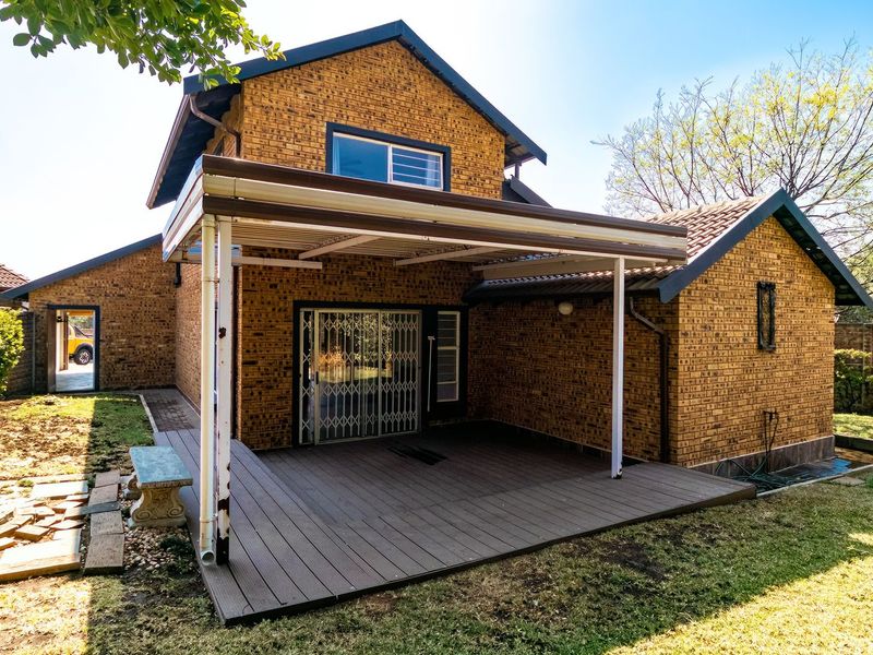 Immaculate Townhouse In Sought After Secure Complex - Photo 6