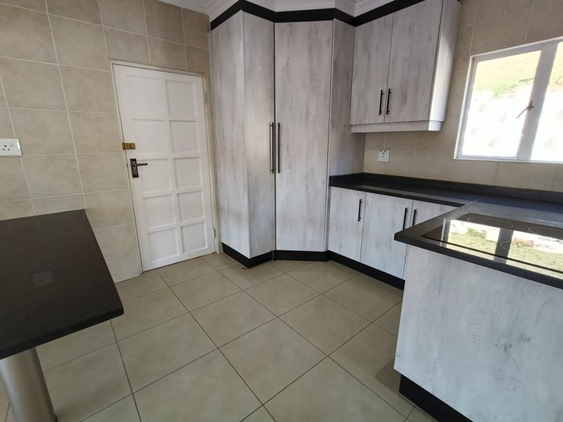 For Sale in Mount Edgecombe, secure 3 bedroom townhouse in a small complex - No transfer duties - Photo 10