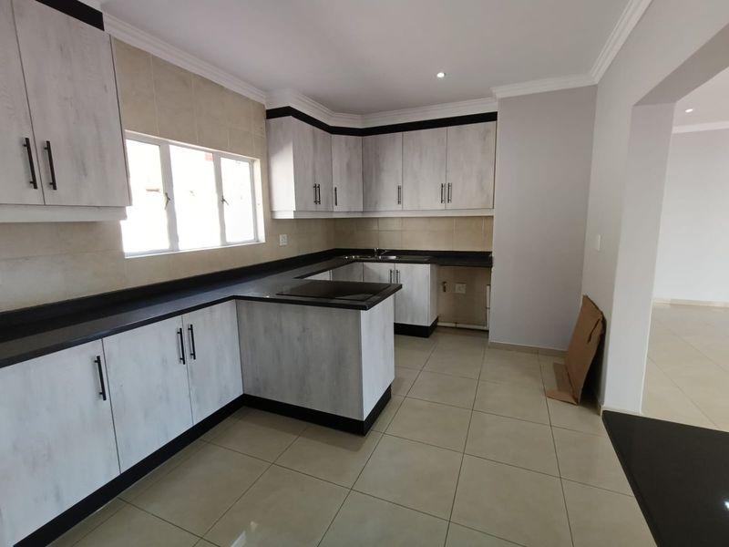 For Sale in Mount Edgecombe, secure 3 bedroom townhouse in a small complex - No transfer duties - Photo 9