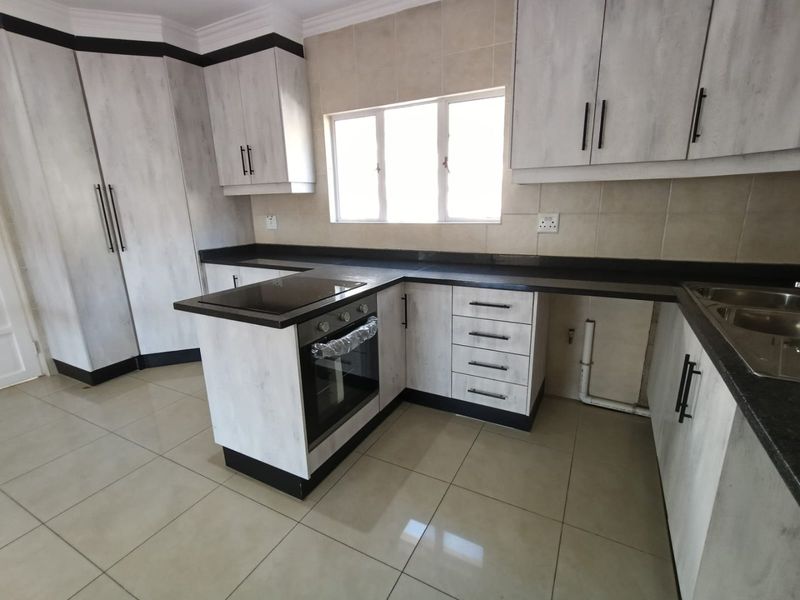 For Sale in Mount Edgecombe, secure 3 bedroom townhouse in a small complex - No transfer duties - Photo 8