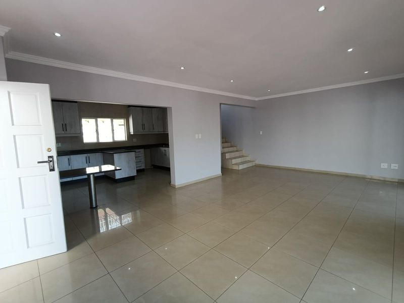 For Sale in Mount Edgecombe, secure 3 bedroom townhouse in a small complex - No transfer duties - Photo 7