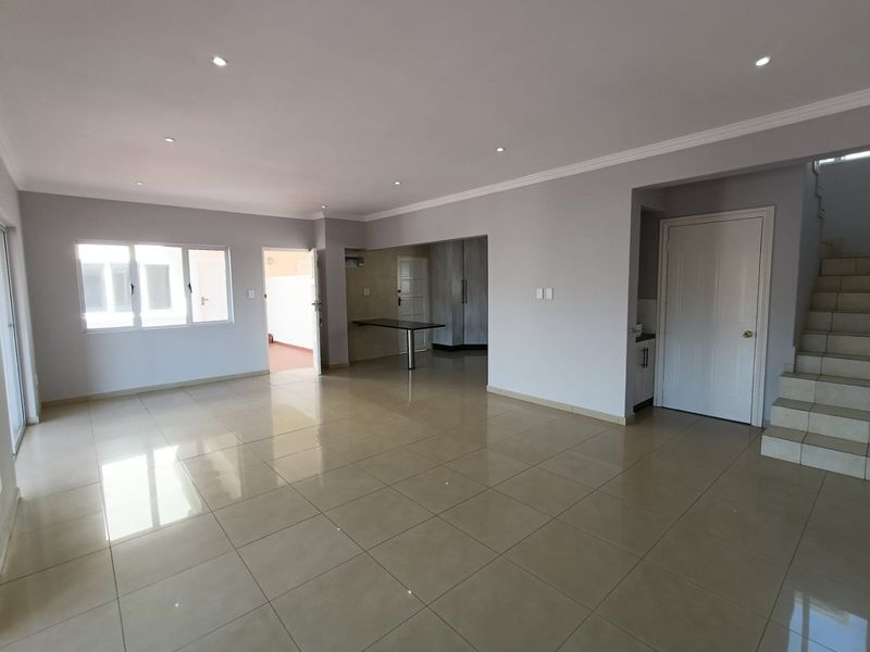 For Sale in Mount Edgecombe, secure 3 bedroom townhouse in a small complex - No transfer duties - Photo 6