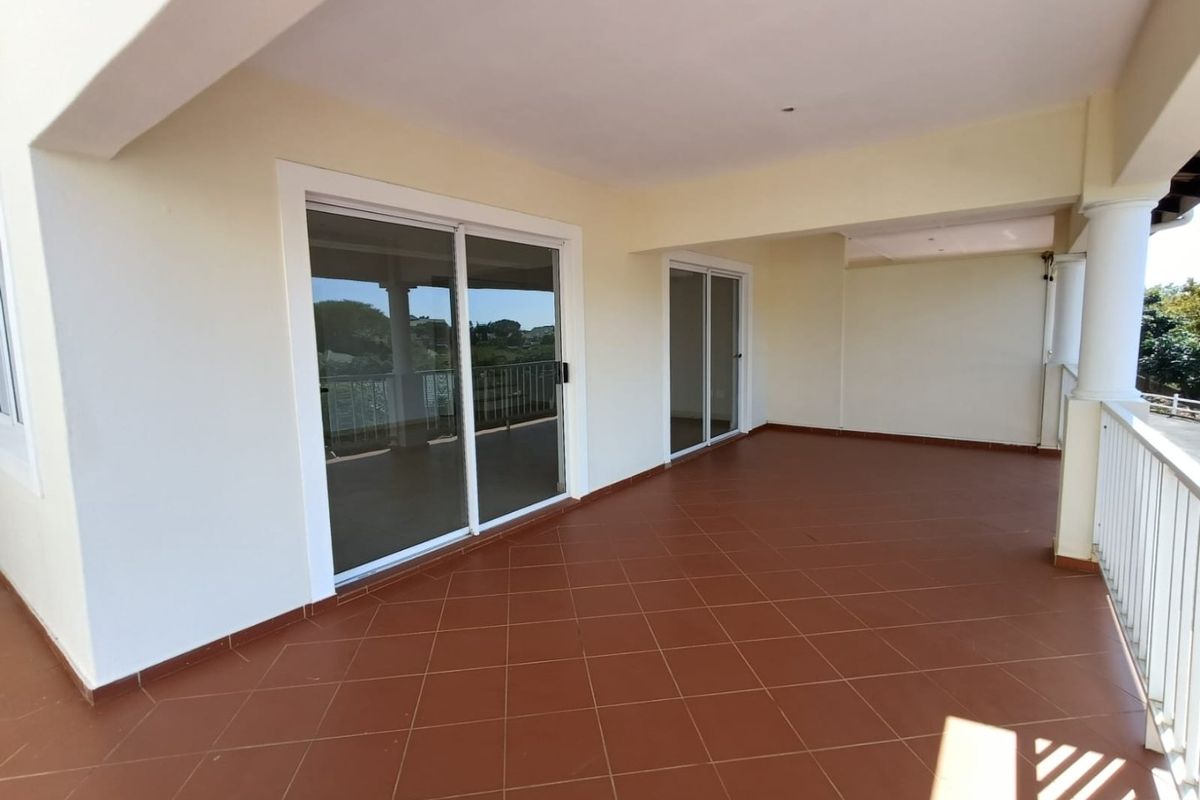 For Sale in Mount Edgecombe, secure 3 bedroom townhouse in a small complex - No transfer duties - Photo 4