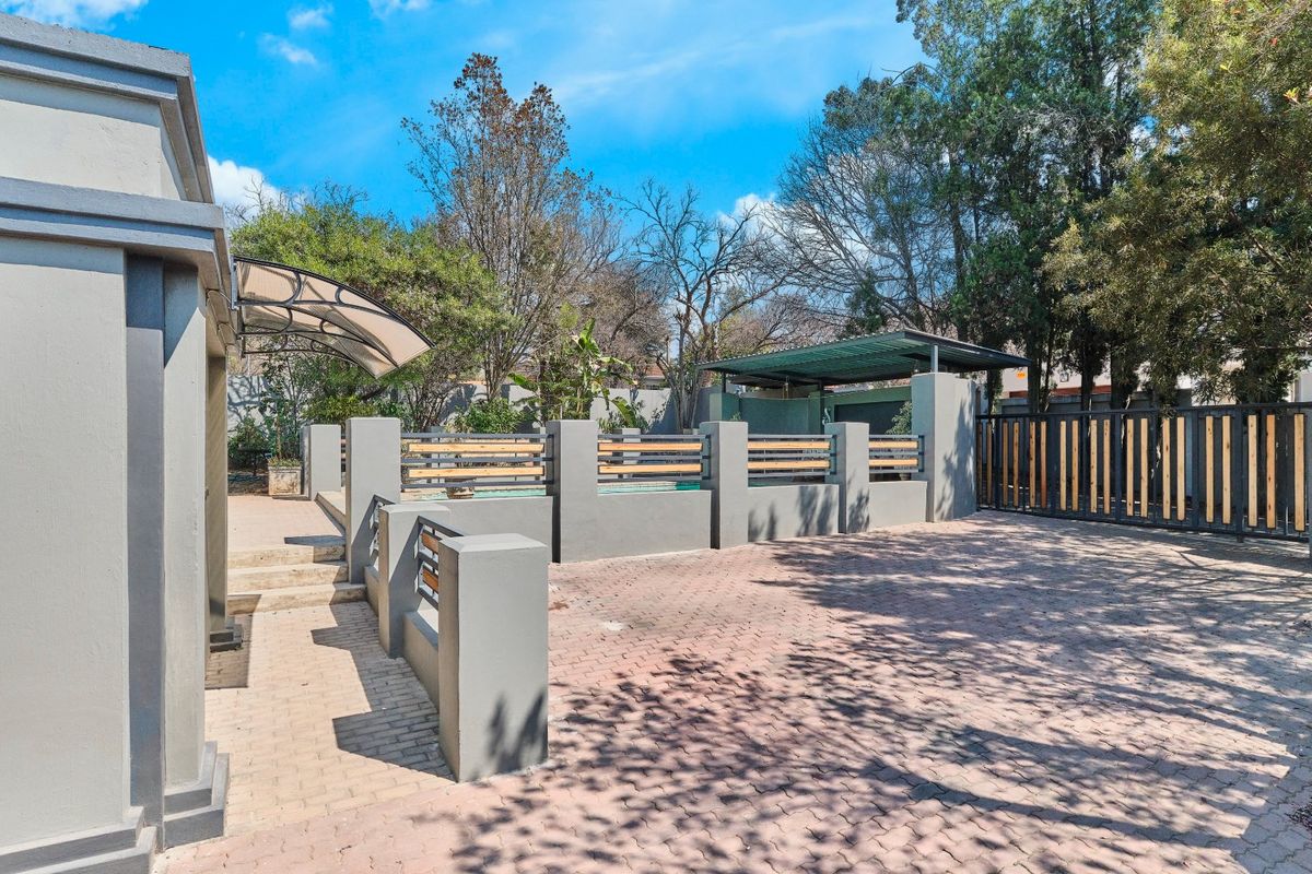 A HOME OF CREATIVITY - DELIGHTFULLY DIFFERENT !! - Photo 2