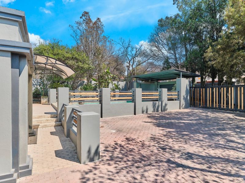 A HOME OF CREATIVITY - DELIGHTFULLY DIFFERENT !! - Photo 2