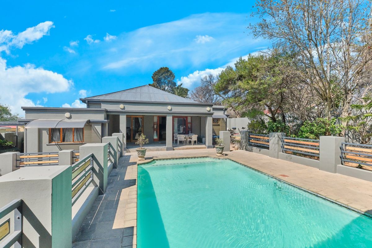 A HOME OF CREATIVITY - DELIGHTFULLY DIFFERENT !! - Photo 4