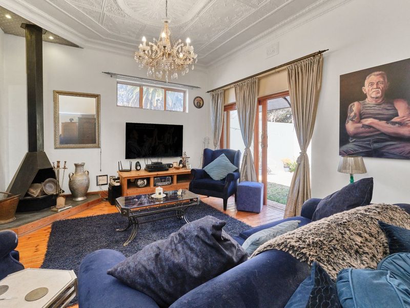 A HOME OF CREATIVITY - DELIGHTFULLY DIFFERENT !! - Photo 9