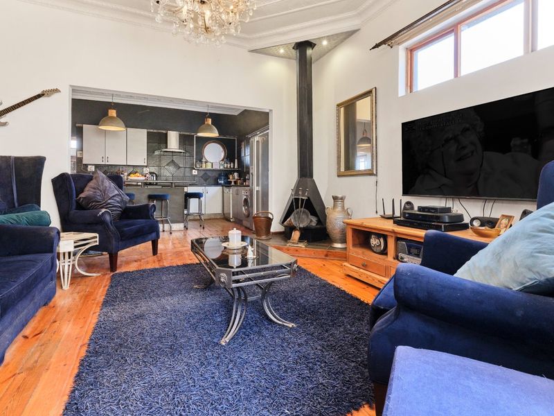 A HOME OF CREATIVITY - DELIGHTFULLY DIFFERENT !! - Photo 8