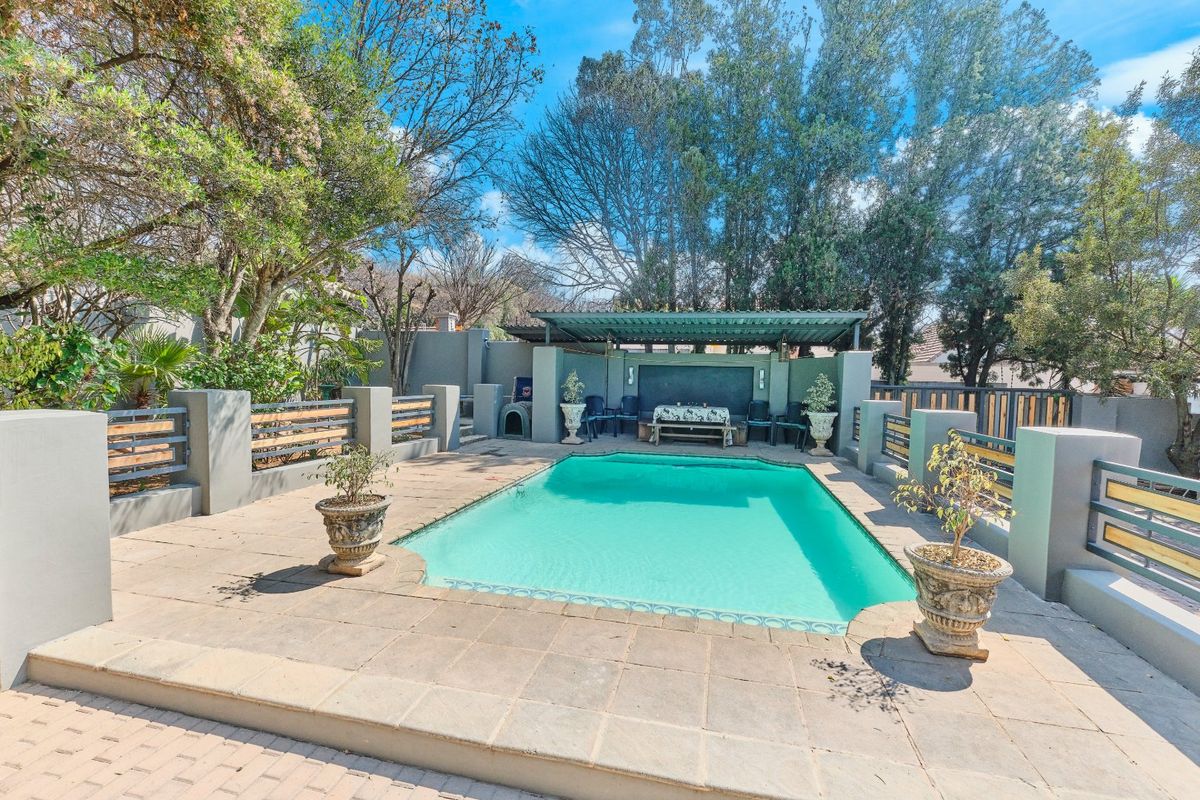 A HOME OF CREATIVITY - DELIGHTFULLY DIFFERENT !! - Photo 3