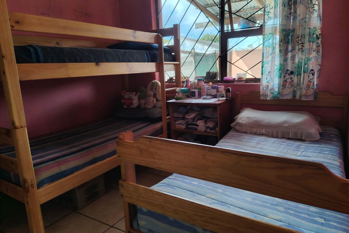 Beautiful Two Bedroom House with Massive Ground  - Photo 5