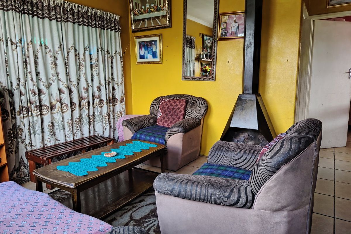 Beautiful Two Bedroom House with Massive Ground  - Photo 4