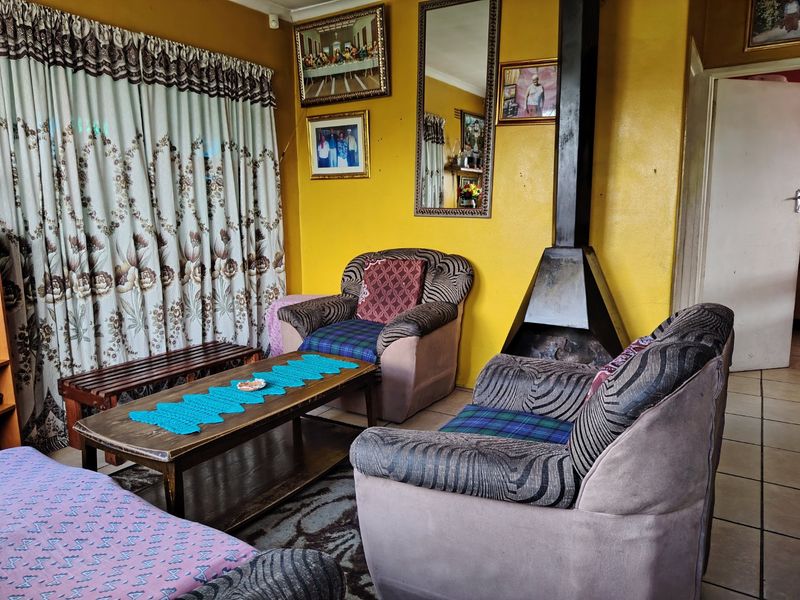 Beautiful Two Bedroom House with Massive Ground  - Photo 4