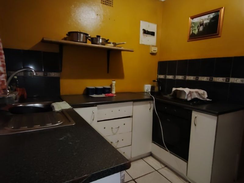 Beautiful Two Bedroom House with Massive Ground  - Photo 9