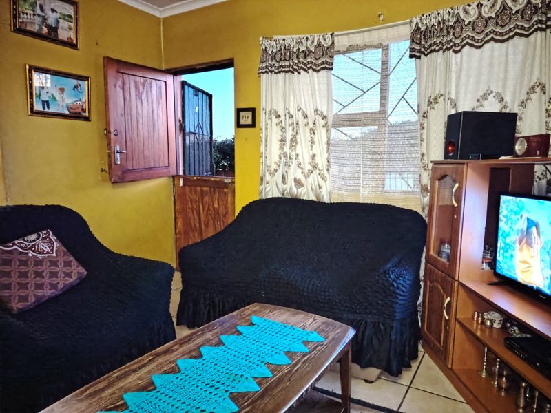 Beautiful Two Bedroom House with Massive Ground  - Photo 8