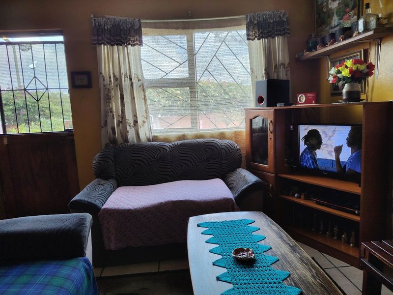 Beautiful Two Bedroom House with Massive Ground  - Photo 6