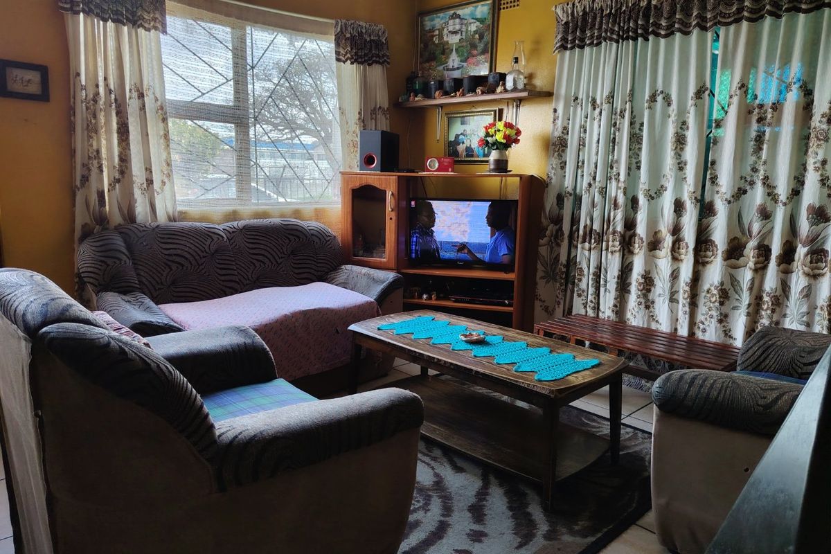 Beautiful Two Bedroom House with Massive Ground  - Photo 3