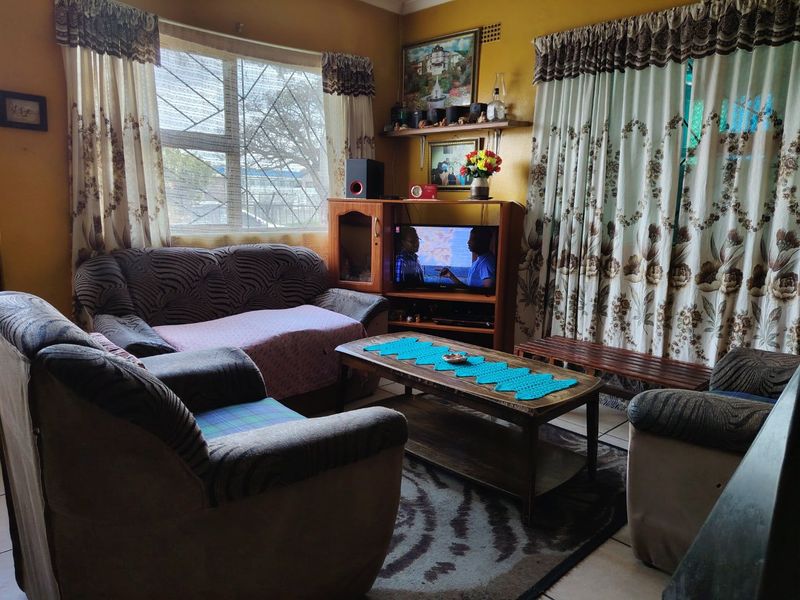 Beautiful Two Bedroom House with Massive Ground  - Photo 3