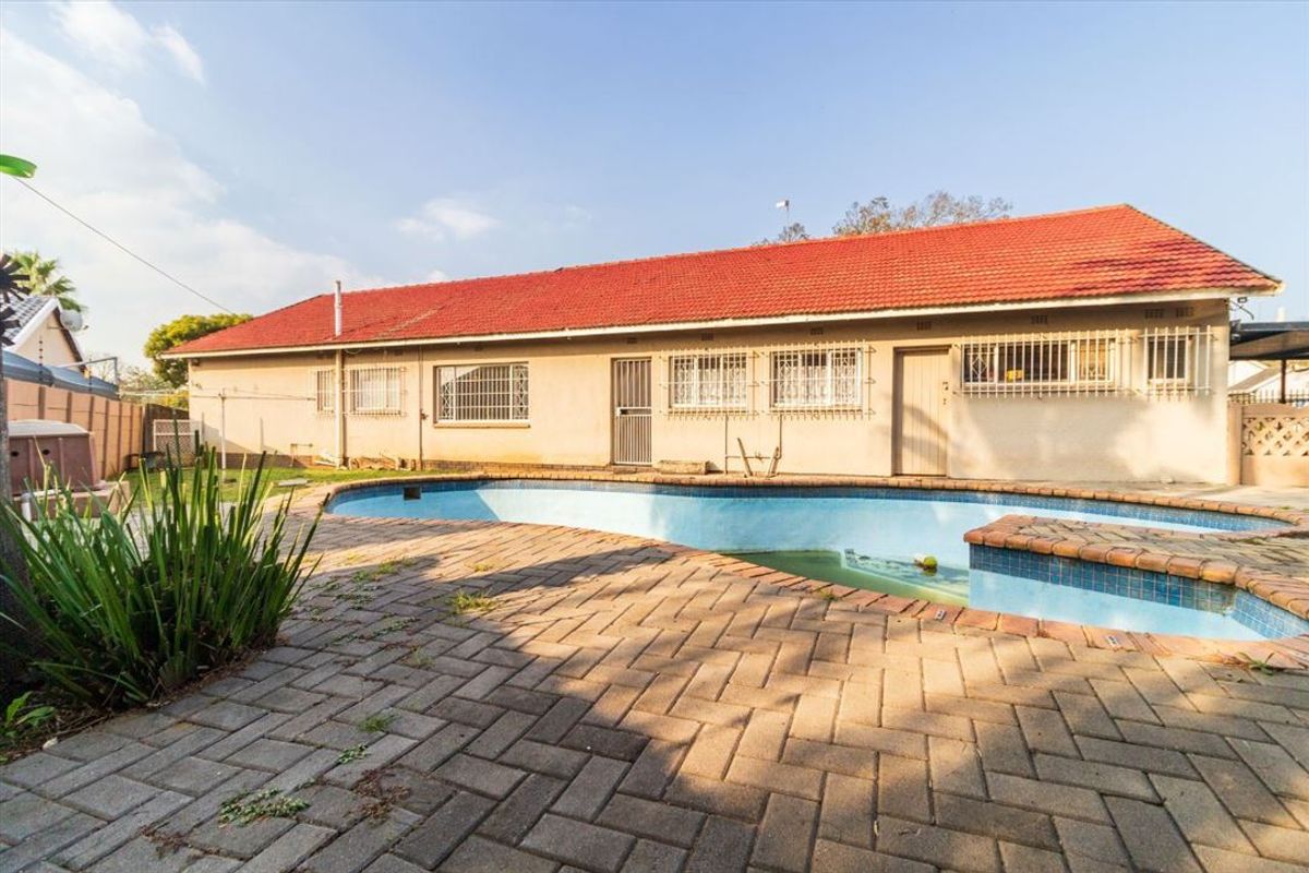 Spacious Four-Bedroom Home with Pool and Entertainment Space - Photo 3