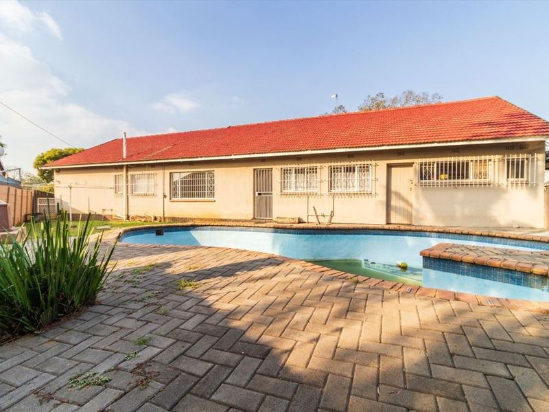 Spacious Four-Bedroom Home with Pool and Entertainment Space - Photo 3