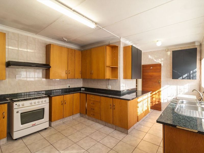 Spacious Four-Bedroom Home with Pool and Entertainment Space - Photo 2