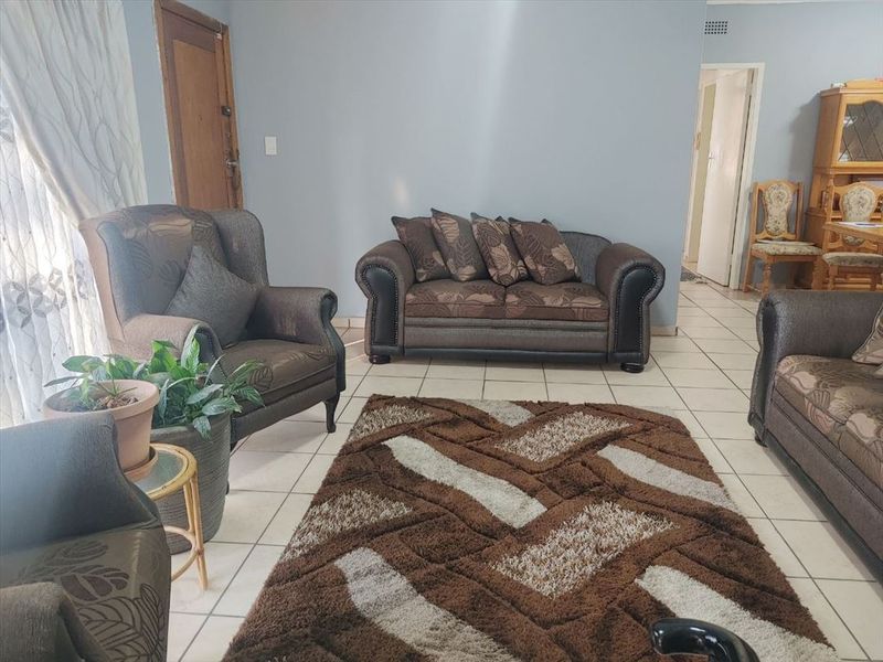 Charming Family Home with Spacious Living Areas and Ample Amenities - Photo 2