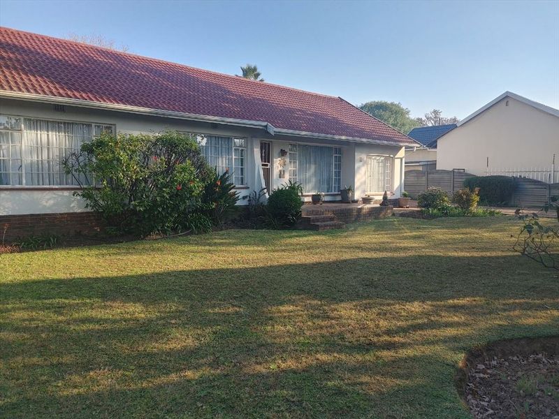 Charming Family Home with Spacious Living Areas and Ample Amenities - Photo 3