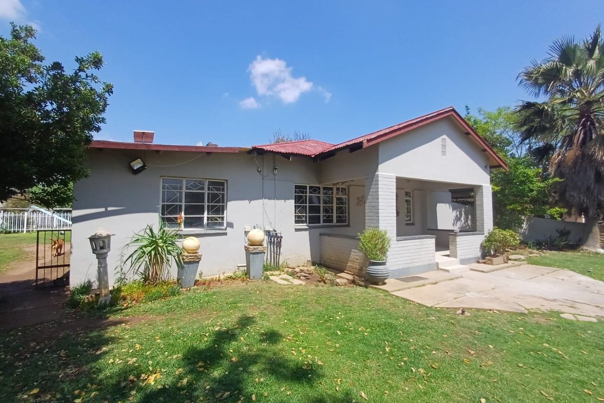 Versatile 3-Bedroom Home with Dual Flats and Full Off-Grid Living in Freemanville, Klerksdorp - Photo 3