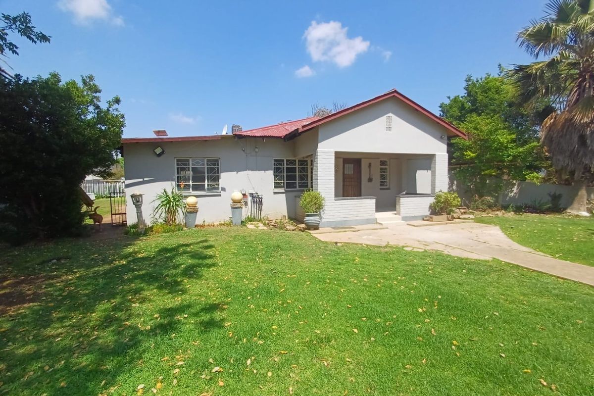 Versatile 3-Bedroom Home with Dual Flats and Full Off-Grid Living in Freemanville, Klerksdorp - Photo 2