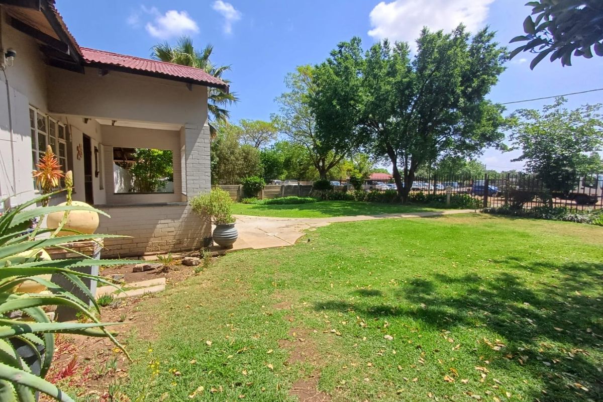 Versatile 3-Bedroom Home with Dual Flats and Full Off-Grid Living in Freemanville, Klerksdorp - Photo 4