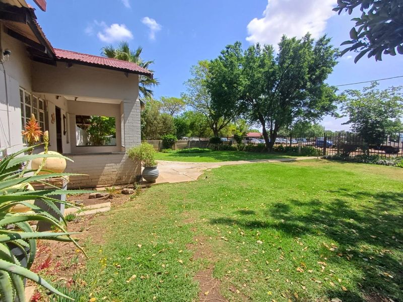 Versatile 3-Bedroom Home with Dual Flats and Full Off-Grid Living in Freemanville, Klerksdorp - Photo 4