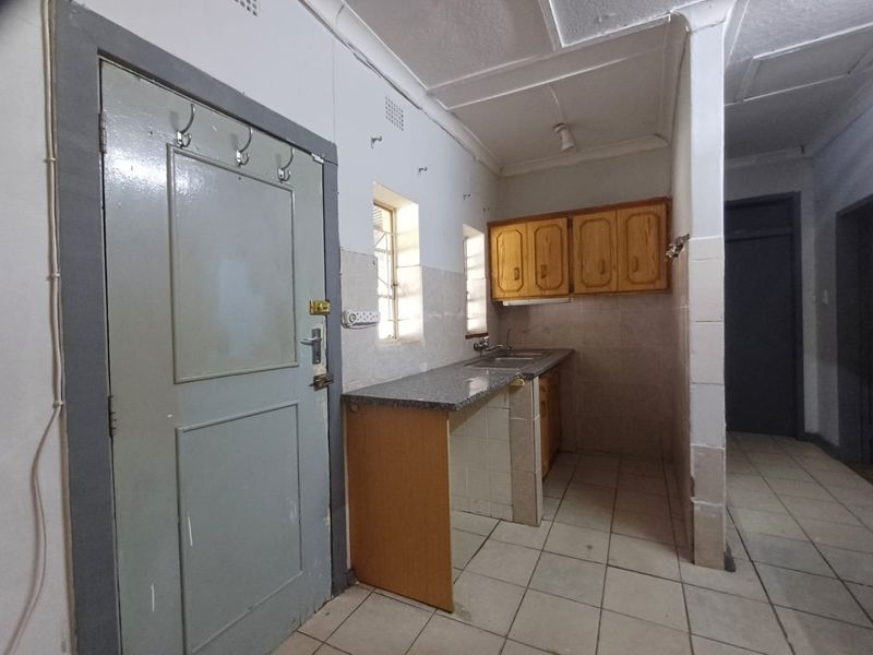 Versatile 3-Bedroom Home with Dual Flats and Full Off-Grid Living in Freemanville, Klerksdorp - Photo 10