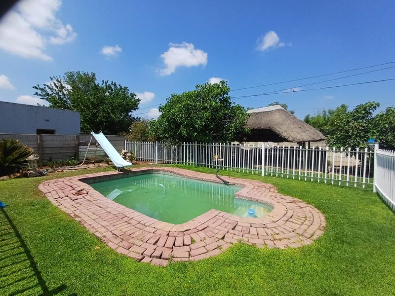 Versatile 3-Bedroom Home with Dual Flats and Full Off-Grid Living in Freemanville, Klerksdorp - Photo 9