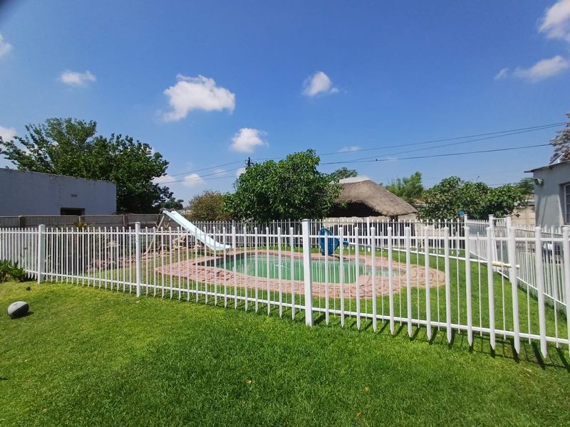 Versatile 3-Bedroom Home with Dual Flats and Full Off-Grid Living in Freemanville, Klerksdorp - Photo 8