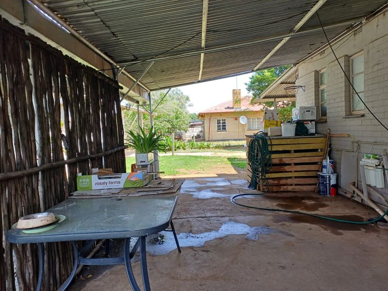 Versatile 3-Bedroom Home with Dual Flats and Full Off-Grid Living in Freemanville, Klerksdorp - Photo 7