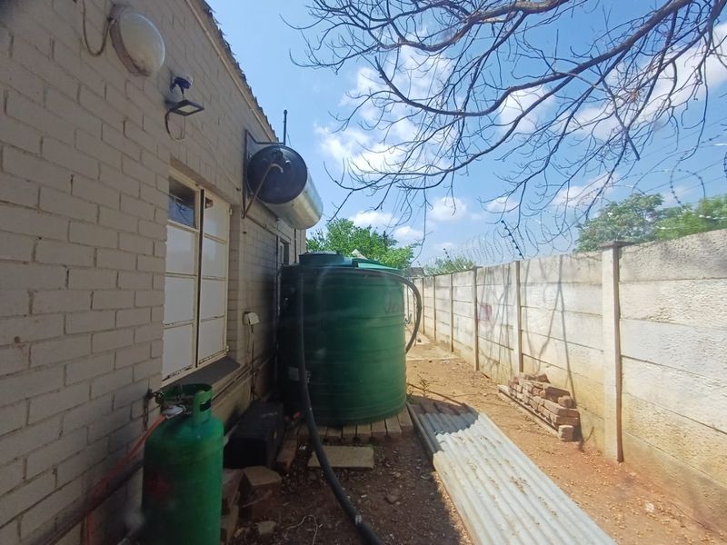 Versatile 3-Bedroom Home with Dual Flats and Full Off-Grid Living in Freemanville, Klerksdorp - Photo 6