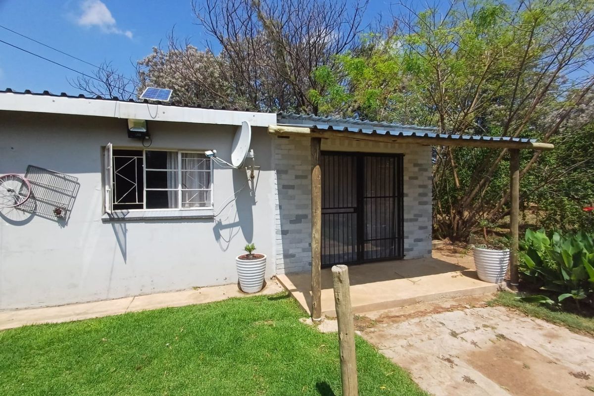 Versatile 3-Bedroom Home with Dual Flats and Full Off-Grid Living in Freemanville, Klerksdorp - Photo 5