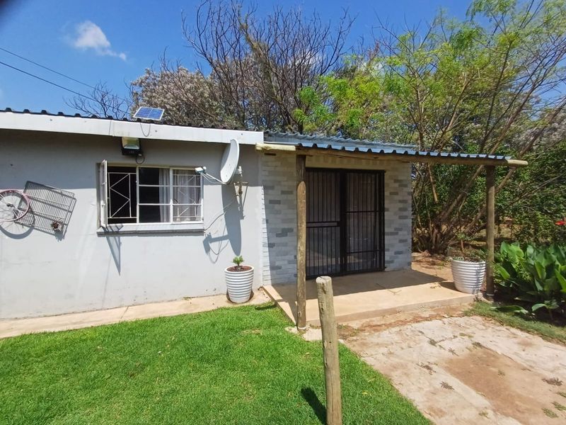 Versatile 3-Bedroom Home with Dual Flats and Full Off-Grid Living in Freemanville, Klerksdorp - Photo 5