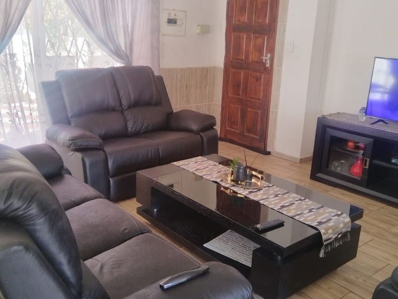 Modern 2 Bedroom Home in a Secure Estate - Photo 5