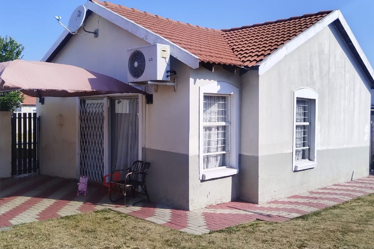 Modern 2 Bedroom Home in a Secure Estate - Photo 3