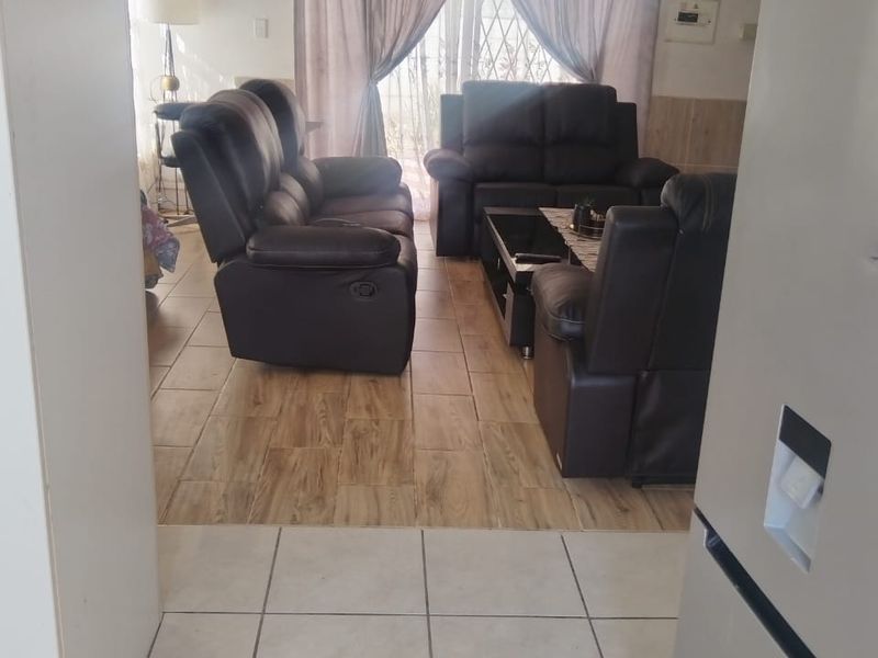 Modern 2 Bedroom Home in a Secure Estate - Photo 7