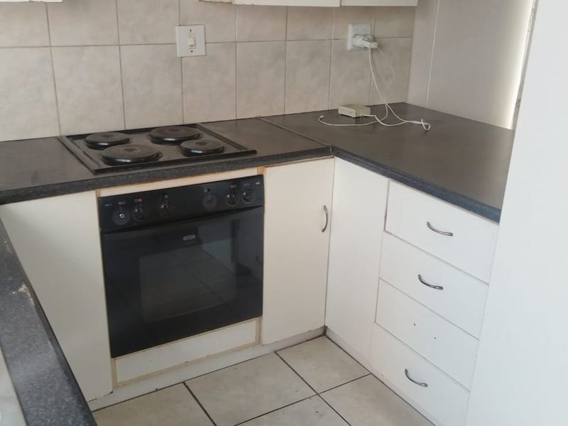 Modern 2 Bedroom Home in a Secure Estate - Photo 7