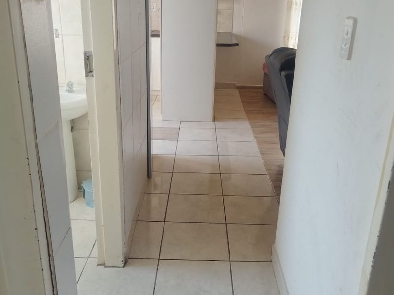 Modern 2 Bedroom Home in a Secure Estate - Photo 10