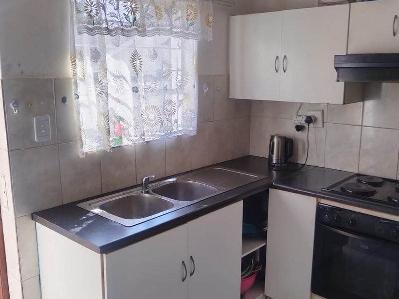 Modern 2 Bedroom Home in a Secure Estate - Photo 9