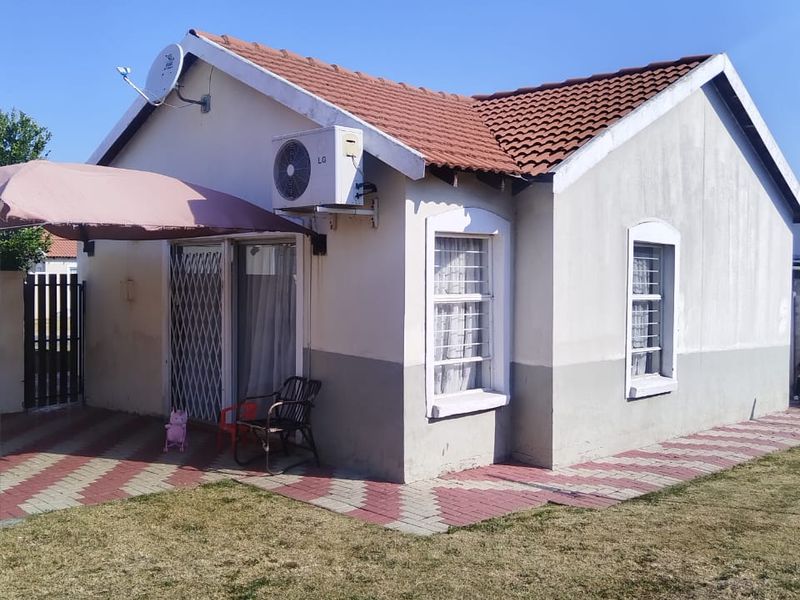 Modern 2 Bedroom Home in a Secure Estate - Photo 2