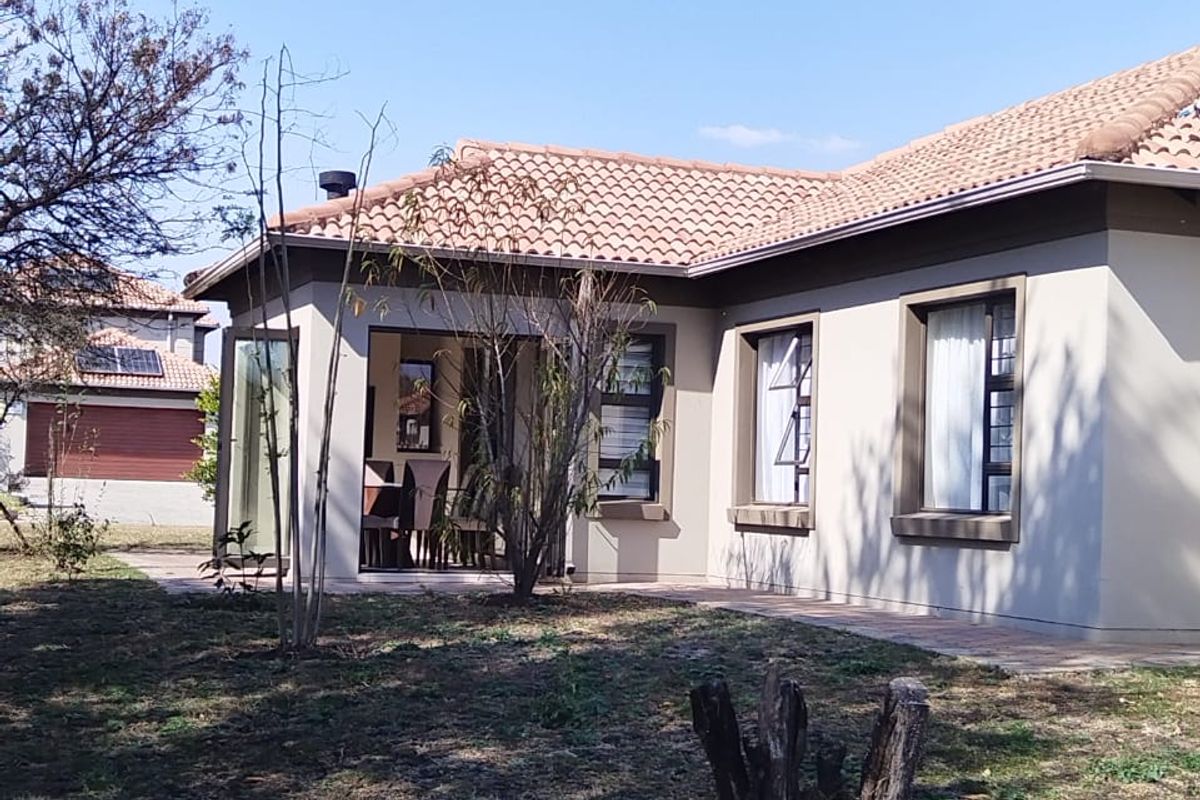 Beautiful Family Home with Riverfront views - Photo 2