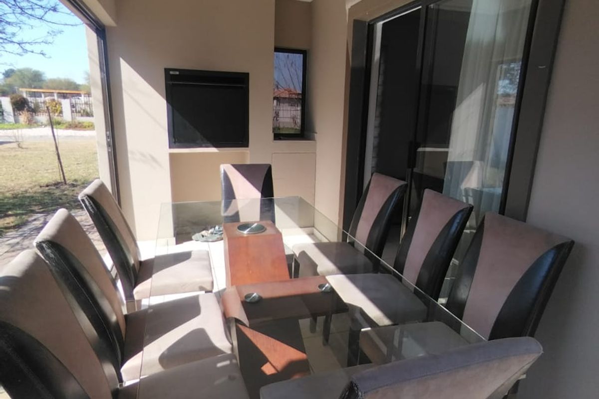 Beautiful Family Home with Riverfront views - Photo 4