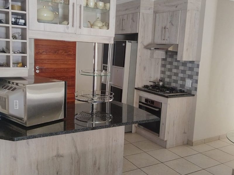 Beautiful Family Home with Riverfront views - Photo 10